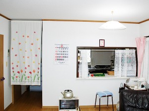 施工事例　リビングのクロス張り替えリフォーム工事